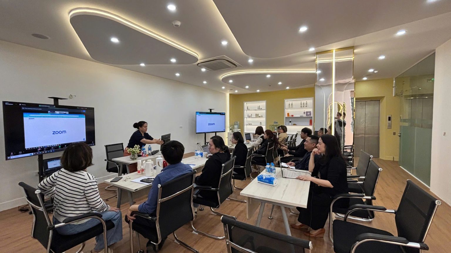 Đội ngũ Vạn Lộc Media họp giao ban